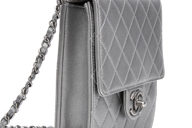 CHANEL Silver Metallic Goatskin Quilted Chic Pearls Flap Bag