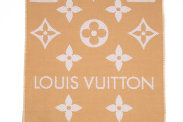 LOUIS VUITTON Beige Essential Scarf