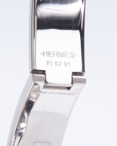 Sold at Auction: Hermès - a narrow 'Clic HH So Black' bracelet with matte  enamel and plated hardware, signed and marked, inner diameter measures 6.5  cm, total weight of item 41.4 grams.