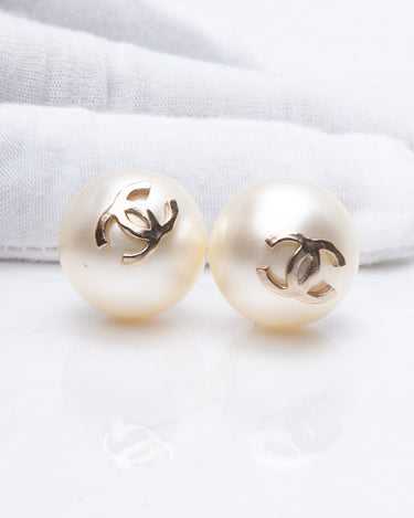 Chanel Pearl Earring 