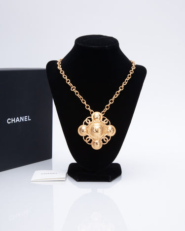 Chanel Vintage Cc Logo Medallion Pearl Gold Tone / Faux Pearl Necklace